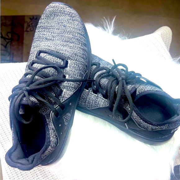 Puma Black & Gray  Axelion Cross Training Men
size 9 - Picture 6 of 9